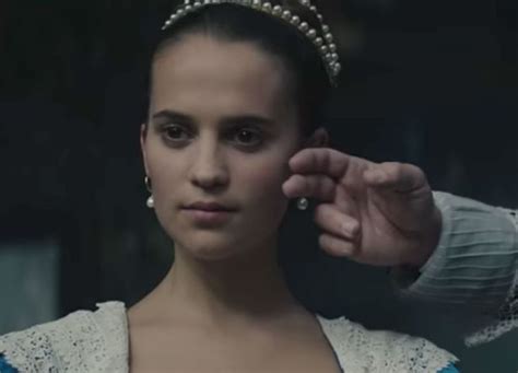 alicia vikander nahá|Alicia Vikander strips completely naked and romps with her co。